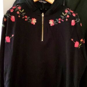 Ladies top black with flower design, with zipper front, elasticized bottom